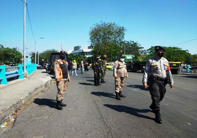 Aparat Gabungan Razia Di Jalan Benteng Surabaya