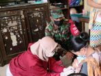 Antisipasi Pelanggaran Prokes, Babinsa Kawal Pelaksanaan Imunisasi Balita