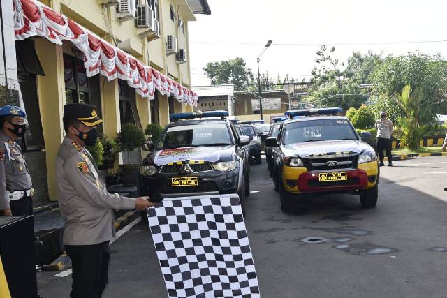 Polri Distribusikan Bantuan 50 Ton Beras dari Sekretariat Kepresidenan RI Kepada Masyarakat Pada PPKM Darurat Level 4 Polri Distribusikan Bantuan 50 Ton Beras dari Sekretariat Kepresidenan RI Kepada Masyarakat Pada PPKM Darurat Level 4