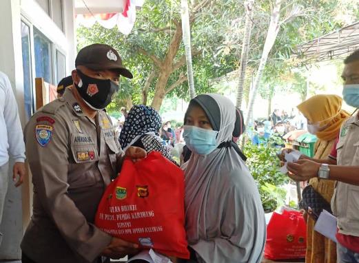 Kabid Humas Polda Jabar : TNI – Polri di Karawang Terus Salurkan Bantuan Kepada Warga Terdampak Covid 19 Ditengah PPKM Darurat Kabid Humas Polda Jabar : TNI – Polri di Karawang Terus Salurkan Bantuan Kepada Warga Terdampak Covid 19 Ditengah PPKM Darurat