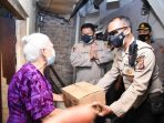 Polisi Bagikan 1000 Paket Sembako Bagi Warga Kurang Mampu Di Bandung