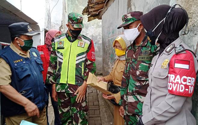 Tiga Pilar Warudoyong Bagikan Bansos Kepada Warga Isoman Tiga Pilar Warudoyong Bagikan Bansos Kepada Warga Isoman