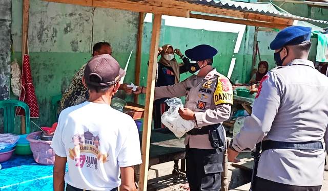Personel Brimob Polda Jabar Bagikan Masker Gratis di Pasar Wanasaba Cirebon