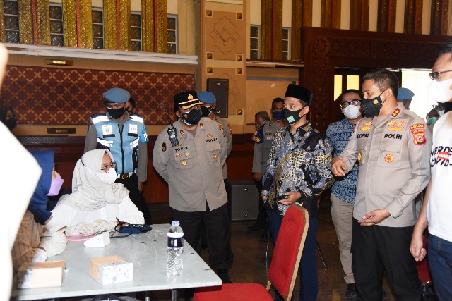 Kapolda Jabar Pantau Pelaksanaan Vaksinasi Di Pesantren Persis Dan Pusdai Kota Bandung Kapolda Jabar Pantau Pelaksanaan Vaksinasi Di Pesantren Persis Dan Pusdai Kota Bandung