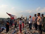Kapolres Tasikmalaya Kota Hadiri Acara Ngaruwat Kemerdekaan RI ke 76 di 'Lautan Sampah' Ciangir, Bentangkan Bendera Sepanjang 76 Meter