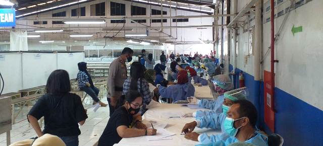 Polisi Kawal Vaksinasi di PT Derma International Cileunyi