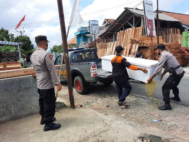 Antisipasi Meningkatnya Kasus Kematian Akibat Covid 19, Polsek Rajapolah Membuat Peti Jenazah