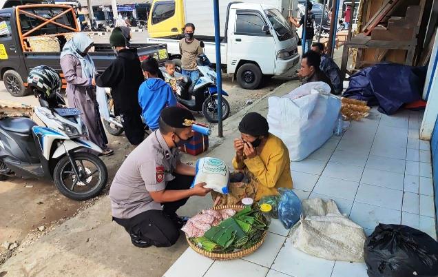 Polisi Patroli Sambil Bagikan Bansos Beras Ke Pedagang Kaki Lima Terdampak PPKM