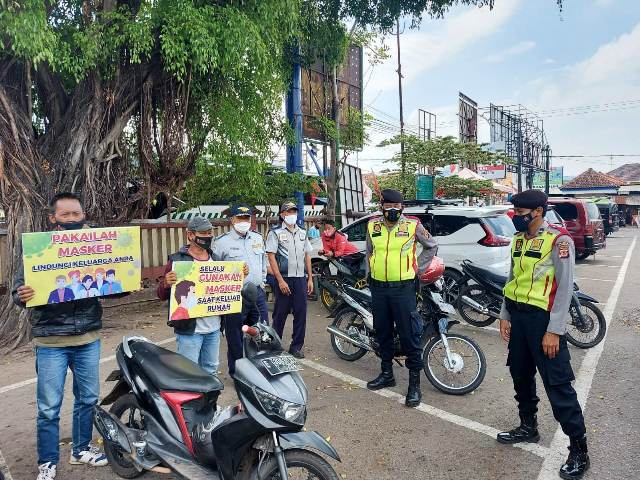 Temui Warga Saat Patroli, Polisi Beri Imbauan Prokes Dan Bagikan Masker Temui Warga Saat Patroli, Polisi Beri Imbauan Prokes Dan Bagikan Masker