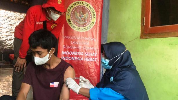 BIN Kembali Laksanakan Vaksinasi Lanjutan Door To Door Di Bekasi