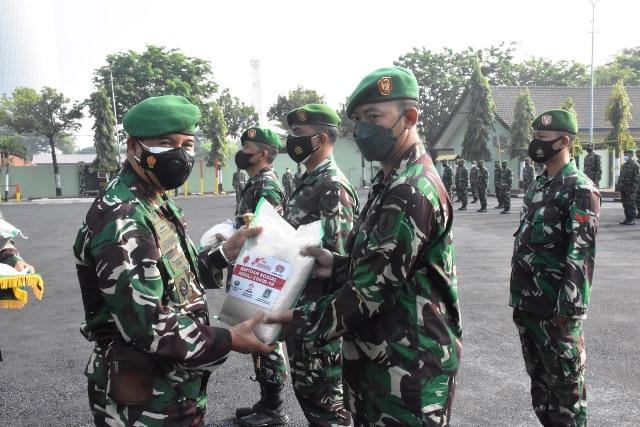 Danrem Bhaskara Jaya Bagikan Bantuan Bahan Pokok Kepada Prajurit