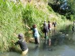 Satgas Citarum Sektor 21 Sub 16 Bersihkan Sampah Dan Tanaman Liar Di Sungai Kampung Cikopo Cicalengka