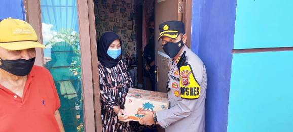 Bantu Warga Terdampak Pandemi Dan PPKM, Polisi Bagikan Bansos Sembako