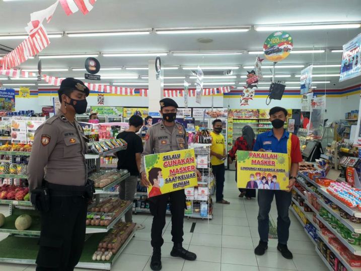 Sambangi Pusat Perbelanjaan, Polisi Pantau Dan Bagikan Masker Di Masa PPKM