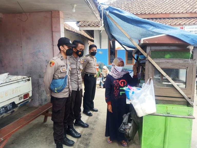 Patroli Dialogis, Polisi Himbau Prokes Dan Bagikan Masker Kepada Warga Di Argapura