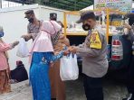 Selasa Ceria, Polisi Peduli Bagikan Bansos Paket Sembako Ke Masyarakat Di Wilayah Cigasong Selasa Ceria, Polisi Peduli Bagikan Bansos Paket Sembako Ke Masyarakat Di Wilayah Cigasong
