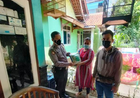 Polisi Salurkan Bansos Bahan Pokok Door To Door Kepada Warga Di Cirebon
