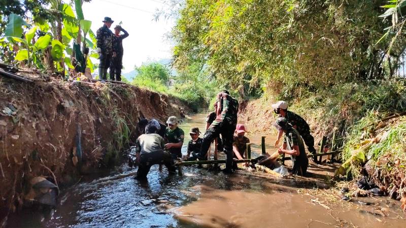 Satgas Citarum Sektor 21 Sub 15 Bongkar Tanggul Liar Di Aliran Sungai Cimande