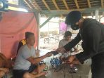 Personel Brimob Polda Jabar Bagikan Masker Gratis Dan Beri Himbauan Prokes Kepada Warga Jangari