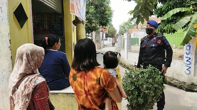 Edukasi Prokes, Personel Brimob Polda Jabar Sambangi Warga Plumbon Sambil Bagikan Masker