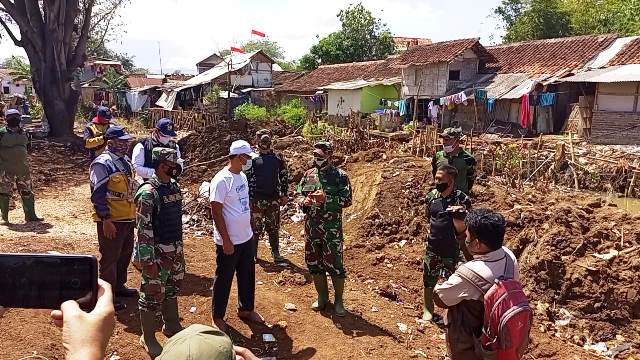 Dansektor 21 Satgas Citarum Tinjau Normalisasi Sungai Cikeruh Di Buah Dua Rancaekek