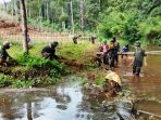 Satgas Citarum Sektor 21 Subsektor 15 Bersihkan Sampah Dan Tanaman Liar Di Sungai Cimande
