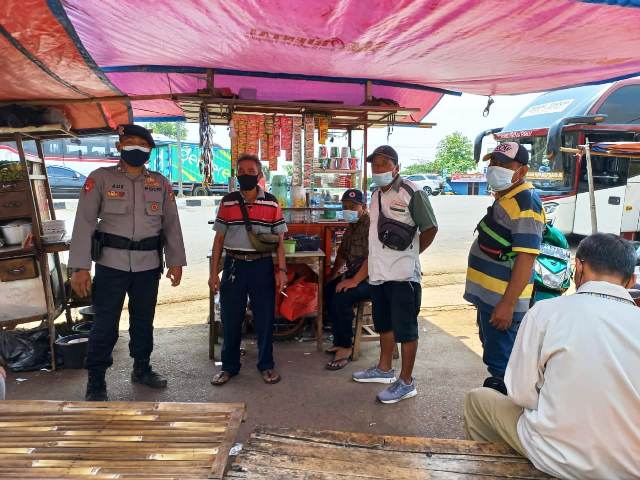 Datangi PKL, Sat Brimob Polda Jabar Imbau Prokes Tetap Diterapkan