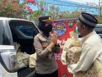 Jumat Berkah, Polwan Polres Karawang Bersama Komunitas Bagikan Bansos Paket Sembako Di Tiga Lokasi Masjid