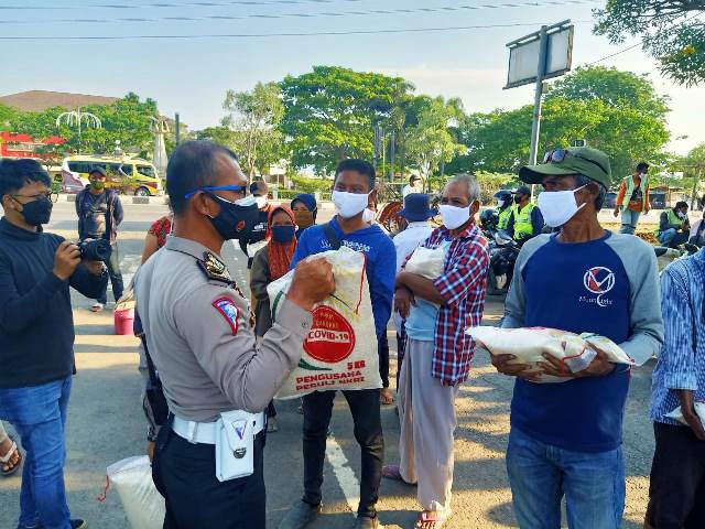 Polisi Bagikan Bansos Sembako Pada Operasi Patuh Lodaya 2021 di Cirebon