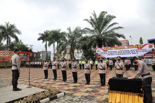 Kapolres Tasikmalaya Kota Pimpin Upacara Sertijab Kasat Reskrim Dan Tiga Kapolsek Kapolres Tasikmalaya Kota Pimpin Upacara Sertijab Kasat Reskrim Dan Tiga Kapolsek
