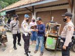 Personel Polres Majalengka Polda Jabar Bagikan Masker Di Pasar Pada Masa PPKM