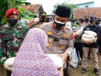 Kabid Humas Polda Jabar : Polri Bersinergi Dengan TNI Blusukan Bagikan Bantuan Beras Untuk Warga di Dua Desa