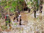 Satgas Citarum Sektor 21 Sub 15 Bersihkan Dan Cek Debit Air Sungai Cimande Di Desa Sindangpakuon