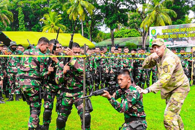 Prajurit Yonif Raider 300/BJW Ajak SFAB US Army Pertempuran Jarak Dekat