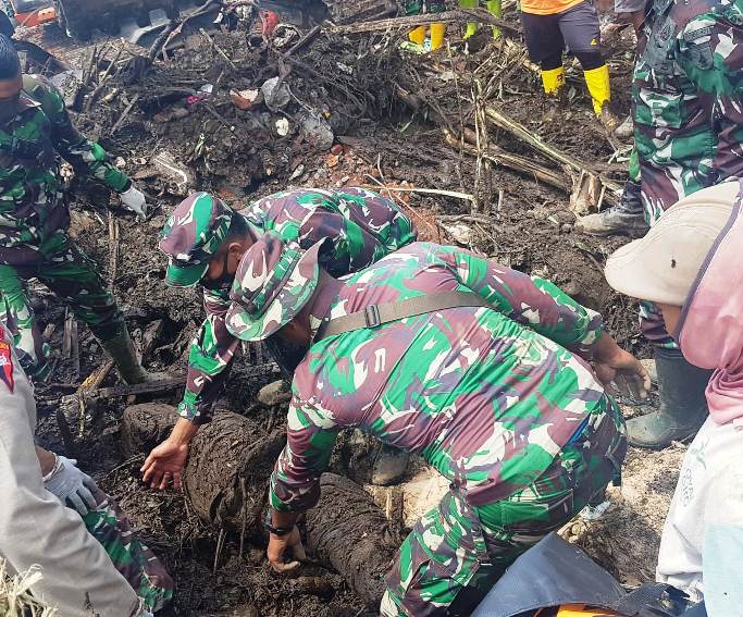 TNI Temukan Lagi Satu Korban Banjir Bandang Di Kota Batu