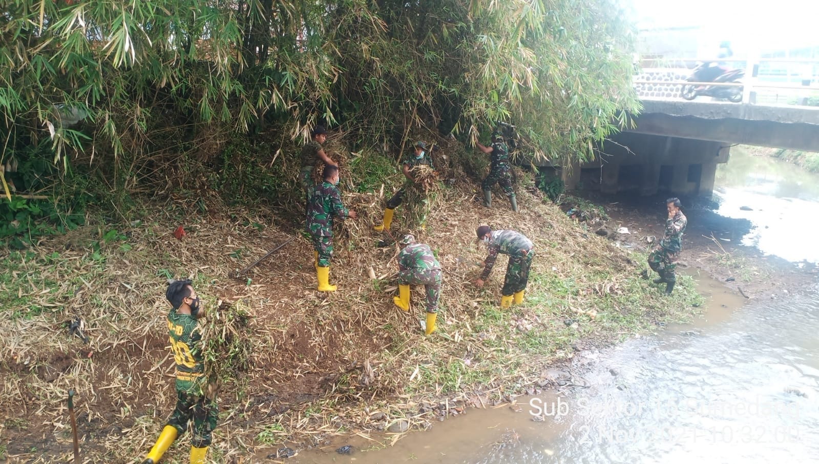 Satgas Citarum Sektor 21 Sub 15 Karya Bhakti Pembersihan Sungai Citarik Di Desa Sindangpakuon
