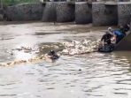 Satgas Citarum Sektor 21 Sub 17 Angkat Sampah Di Pintu Air Adimaja Sungai Citarik