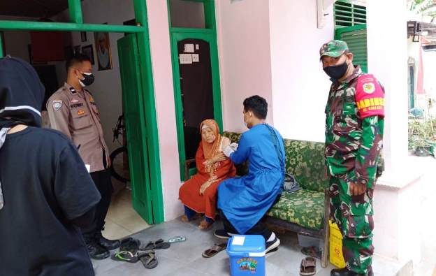 Sinergitas TNI Polri Laksanakan Vaksinasi Serta Pemeriksaan Kesehatan Lansia Secara Door To Door 