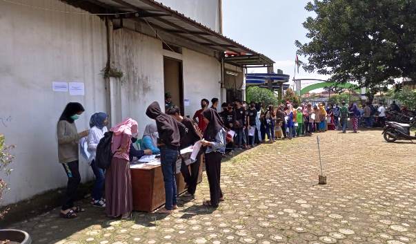 Warga Antusias Ikuti Vaksinasi Massal Di Kantor Desa Cangkuang Wetan