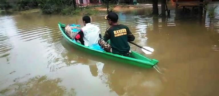Peduli Banjir Melawi, LAZISNU dan Banser Melawi Menggunakan Perahu Susuri Jalan Raya Yang Terendam Banjir Untuk Salurkan Bantuan