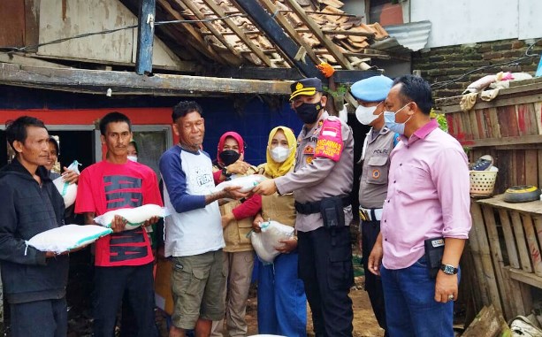 Polisi Salurkan Bantuan Bahan Pokok Kepada Warga Terdampak Tanggul Jebol Di Babakan Rawa Rancaekek