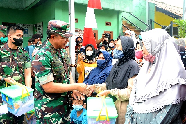 Pangdam III Siliwangi Salurkan Bantuan Sembako, Heru: Hatur Nuhun Pak Jenderal, Sing Enggal Naek Pangkat Deui