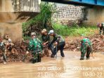 Ganggu Aliran Sungai, Satgas Citarum Sektor 21 Sub 17 Singkirkan Sampah Dan Sedimentasi Di Tiang Jembatan Sungai Citarik Kampung Ranca Kaso