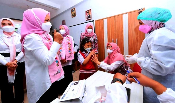 Kunjungi Bandung, Ibu Negara Tinjau Kegiatan Vaksinasi Usia 6-11 Tahun