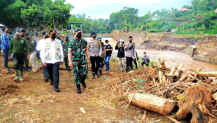 Pangdam III Siliwangi Tinjau Lokasi Bencana Alam di Kabupaten Garut