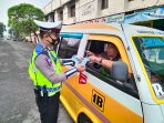 Cegah Penyebaran Covid-19, Polisi Bagikan Masker Kepada Pengguna Jalan