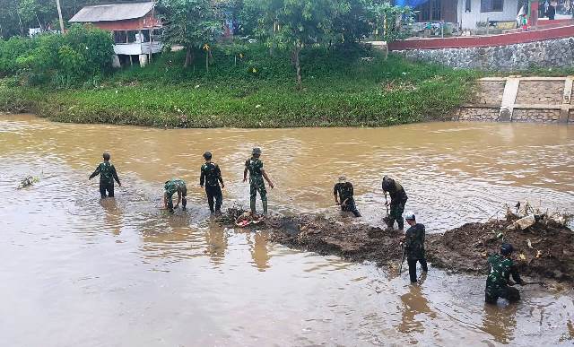 Satgas Citarum Sektor 21 Subsektor 17 Angkat Sampah dan Sedimentasi di Sungai Citarik Kampung Lembang Bagus Solokanjeruk