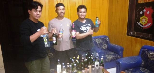 Polisi Sita Puluhan Botol Miras Jelang Nataru