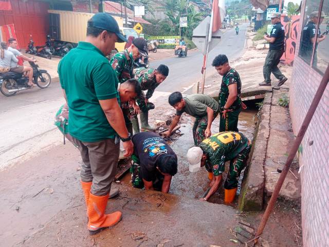 Jalan Raya Tergenang Karena Saluran Air Mampet, Personel Satgas Citarum Ikut Turun Tangan Atasi Sampah yang Menyumbat