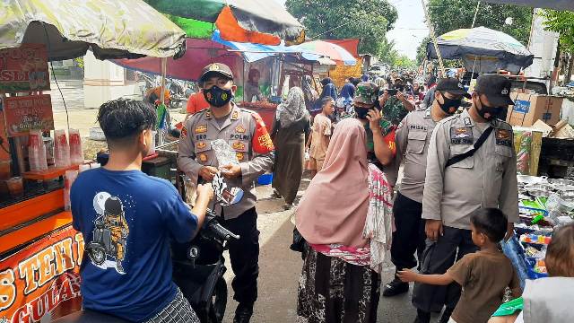 TNI Polri di Indramayu Konsisten Ingatkan Masyarakat Taati Prokes